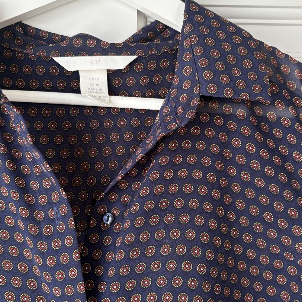 H&M Sleeveless Dark Blue Patterned Blouse Buttons and Collar size 10 large - Picture 2 of 5
